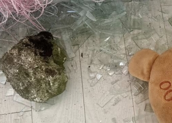 камінь у вікно