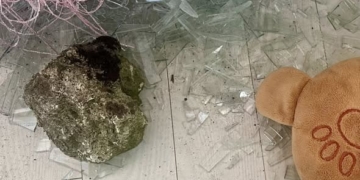 камінь у вікно