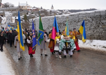 День Соборності України: на Замковому мосту у Кам’янці-Подільському символічно об’єдналися чотири області