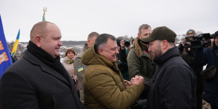 День Соборності України: на Замковому мосту у Кам’янці-Подільському символічно об’єдналися чотири області