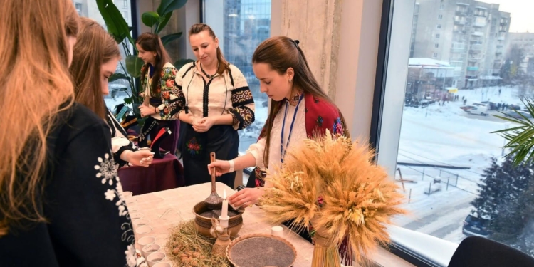 У Тернополі на культурно-благодійному заході “Наше РІЗДВО” зібрали 175 тисяч гривень для артилеристів