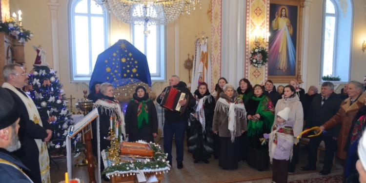 У Білобожницькій громаді відбулася коляда з благодійною ярмаркою на підтримку ЗСУ