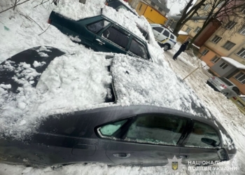 Поліція застерігає: бурульки та ожеледиця на вулицях становлять пряму загрозу для людей