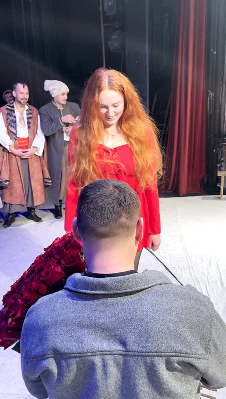 Тернополянин освідчився коханій на сцені драмтеатру в Тернополі