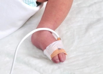 Покинуте немовля у Тернополі перебуває в реанімації у важкому стані