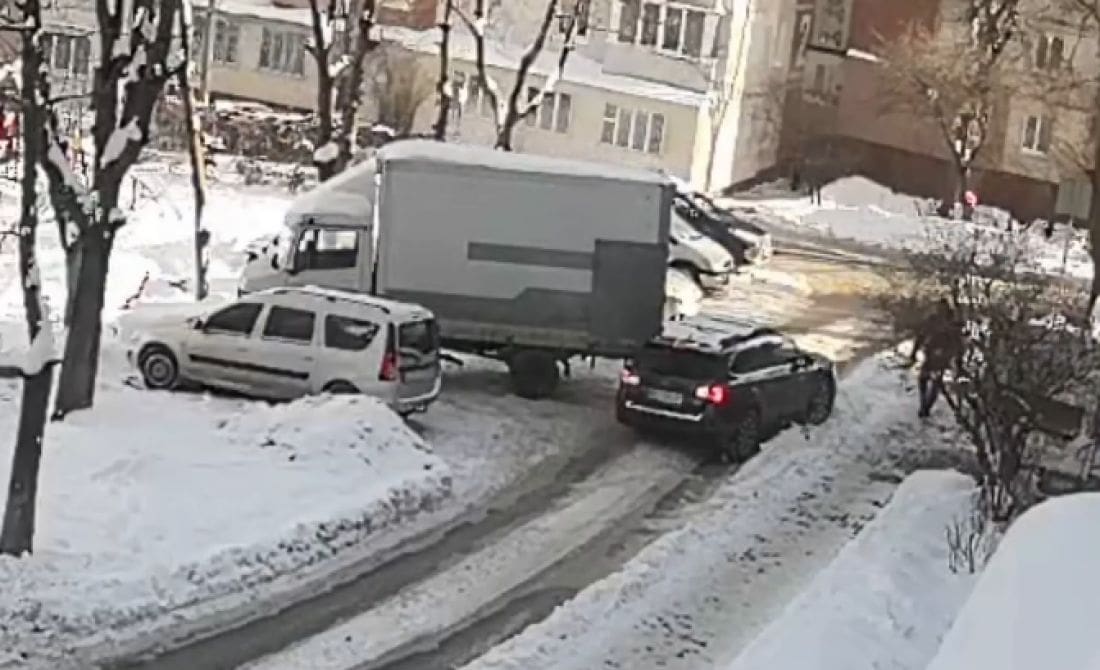 У дворі нa Коновaльця у Тернополі Subaru зaчепив вaнтaжівку: кросовер отримaв серйозні пошкодження