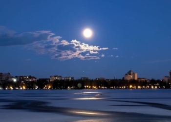 Жителі Тернопільщини діляться в мережі фотографіями супермісяця