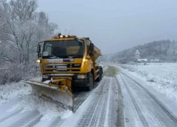сніг на дорозі