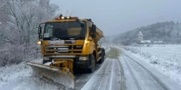сніг на дорозі