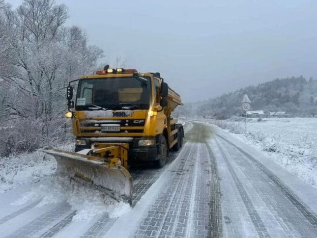 На Тернопільщині забезпечили проїзд державними дорогами, на переметах працює важка техніка