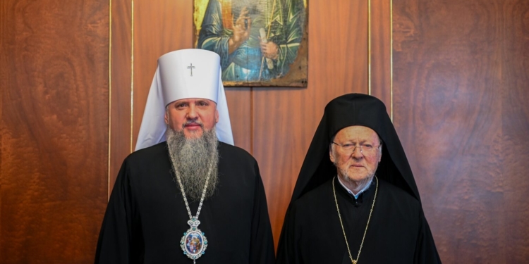 звершать спільну Божественну літургію