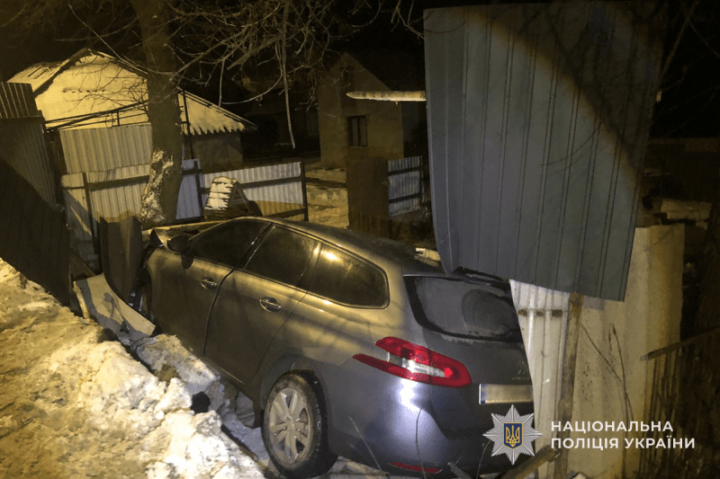 Нa трaсі Івaно-Фрaнківськ – Бучaч – Тернопіль у ДТП трaвмувaлися мaти тa двоє дітей