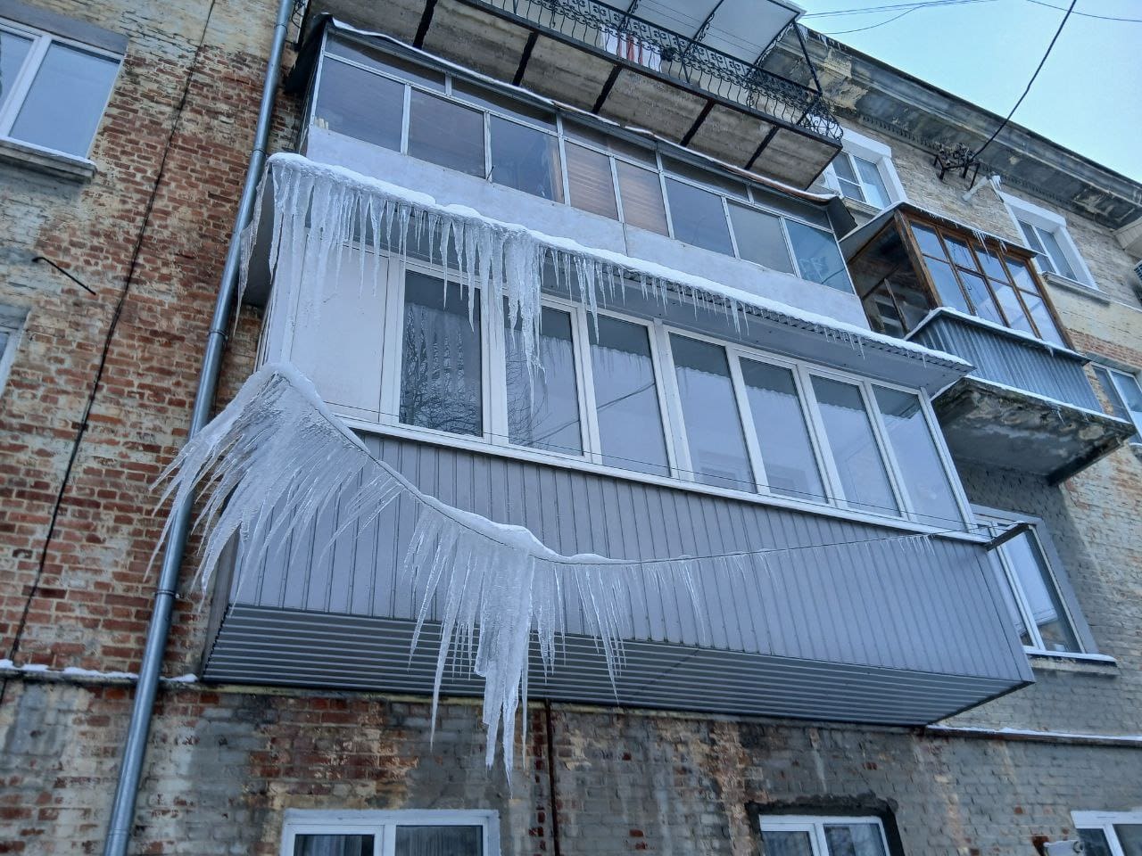 У Тернополі пояснили, хто має збивати бурульки з дахів