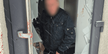 У Зборові поліцейські піймали чоловіка, який проник до магазину