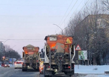 Очищення доріг від снігу