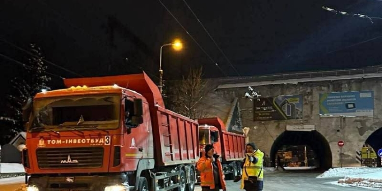Прибирання снігу в Тернополі триває: уночі з вулиць міста близько 1800 м³ снігу