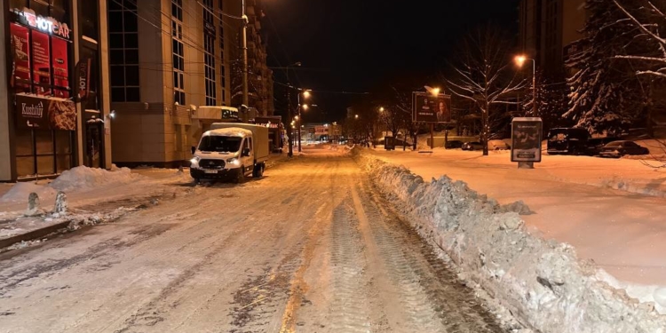 Прибирання снігу в Тернополі триває: уночі з вулиць міста близько 1800 м³ снігу