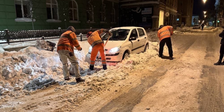 Прибирання снігу в Тернополі триває: уночі з вулиць міста близько 1800 м³ снігу