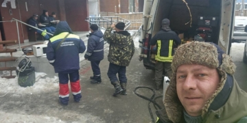 Комунальники Тернопільщини допомагають Києву відновлювати критичну інфраструктуру після обстрілів