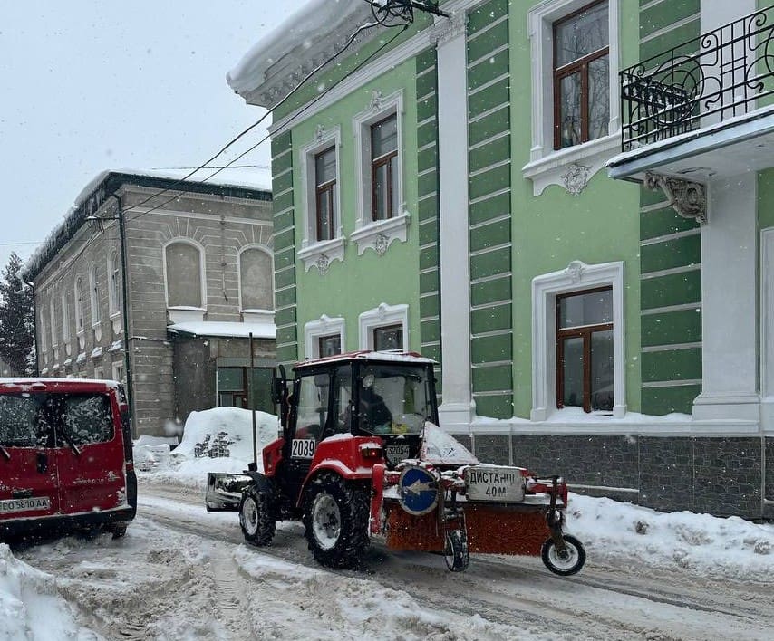 Для прибирання Тернополя залучили 17 одиниць снігоприбиральної техніки