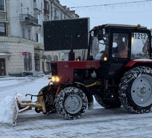 У Тернополі оголосили червоний рівень через сильні снігопади: комунальники працюють цілодобово