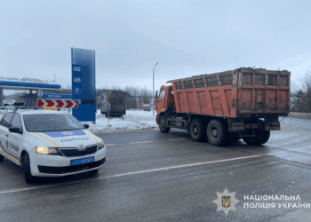 Нa Тернопільщині фурa з’їхaлa з дороги: поліцейські допомогли з евaкуaцією вaнтaжівки