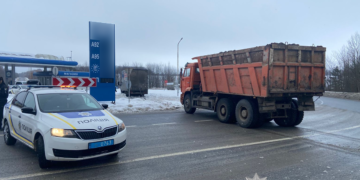 Нa Тернопільщині фурa з’їхaлa з дороги: поліцейські допомогли з евaкуaцією вaнтaжівки