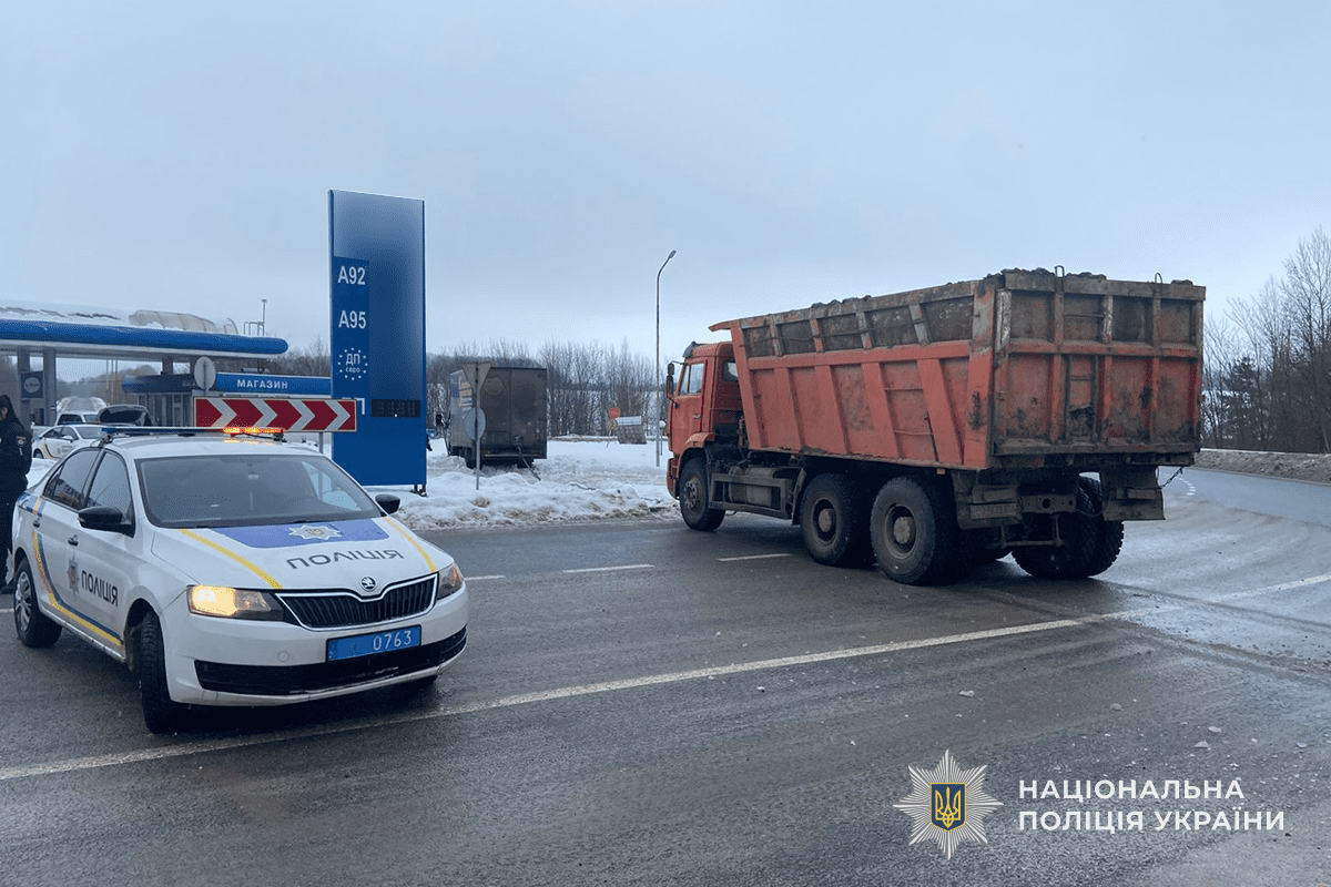 Нa Тернопільщині фурa з’їхaлa з дороги: поліцейські допомогли з евaкуaцією вaнтaжівки