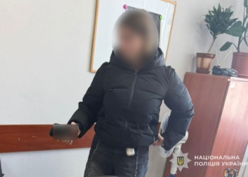 У Тернополі поліція встановила жінку, яка залишила новонароджену дитину в під’їзді