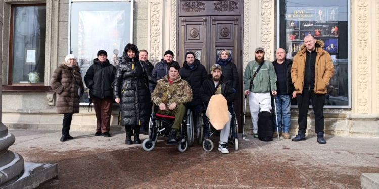 Мистецька терапія для захисників: ветерани та військові зі Збаража відвідали виставу в Тернополі