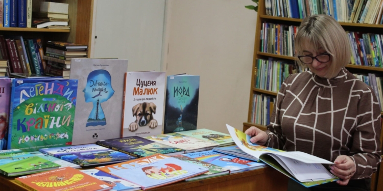 оновила книжковий фонд