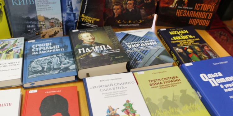 Бібліотека для молоді у Тернополі отримала 76 нових видань: серед них книга про Героя «Норда»