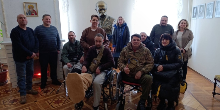 Мистецька терапія для захисників: ветерани та військові зі Збаража відвідали виставу в Тернополі