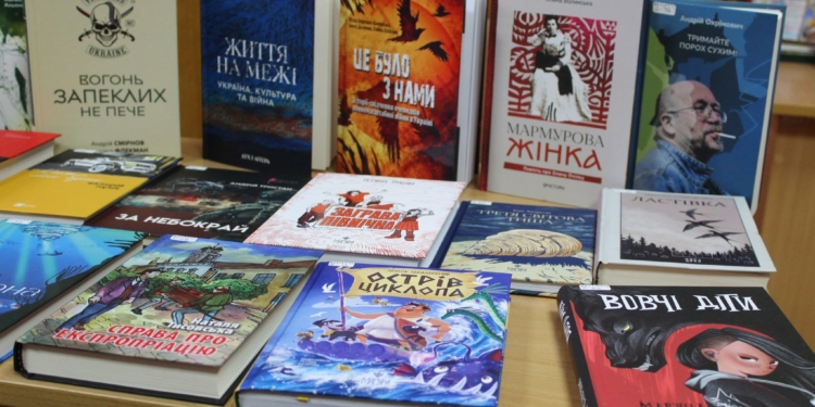 Бібліотека для молоді у Тернополі отримала 76 нових видань: серед них книга про Героя «Норда»