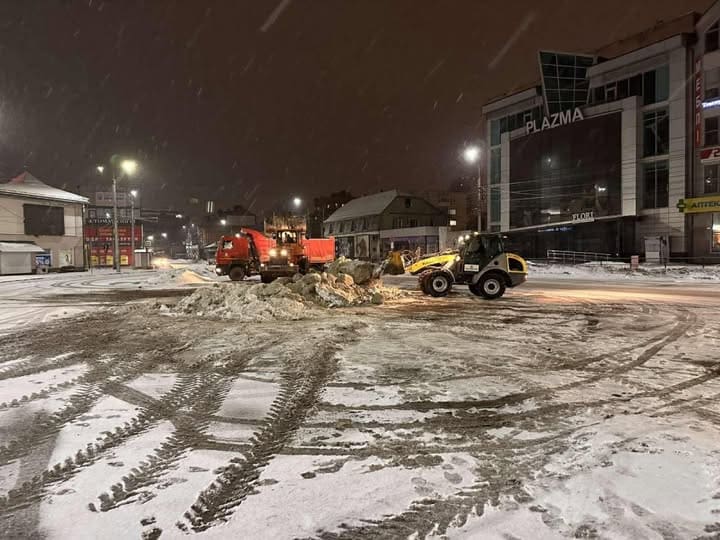 Водіям на замітку: у Тернополі вночі масово вивозитимуть сніг