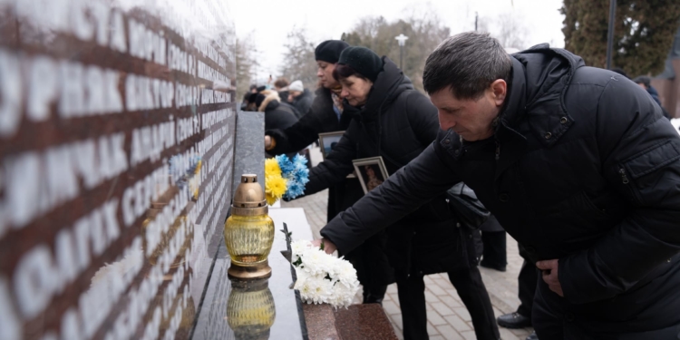 «Світло молитви в темряві війни»: у Тернополі відбулася спільна молитва за захисників, які загинули у лютому