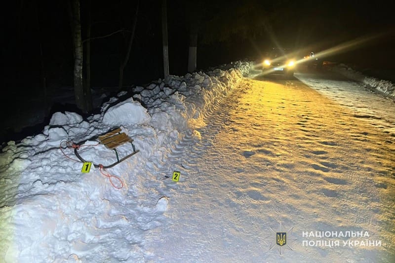 У Кременецькому районі під колеса автомобіля потрапила дитина: поліцейські встановлюють обставини