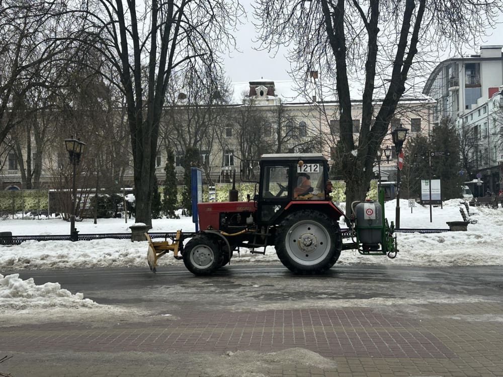 У Тернополі вночі спецтехніка долала ожеледицю: хто і де прибирав місто