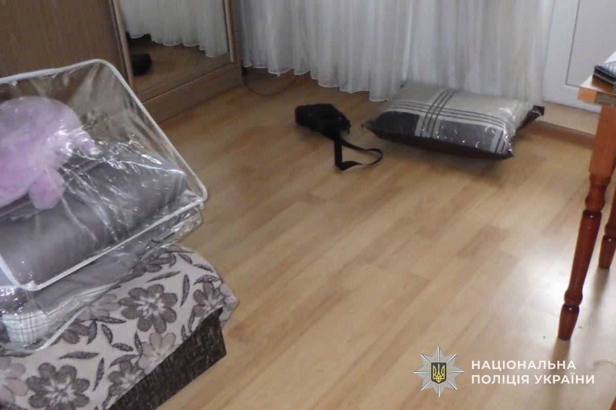 обікрав друзів