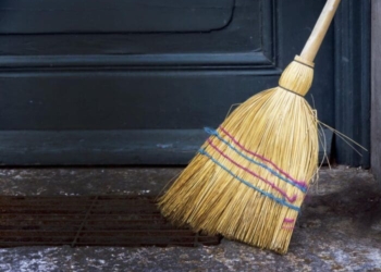 Волинянка кинула чоловіку віник в очі, а той подав на дружину до суду