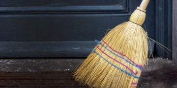 Волинянка кинула чоловіку віник в очі, а той подав на дружину до суду