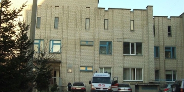 звинувачує медичний персонал