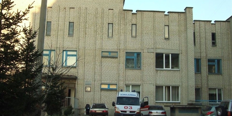 звинувачує медичний персонал