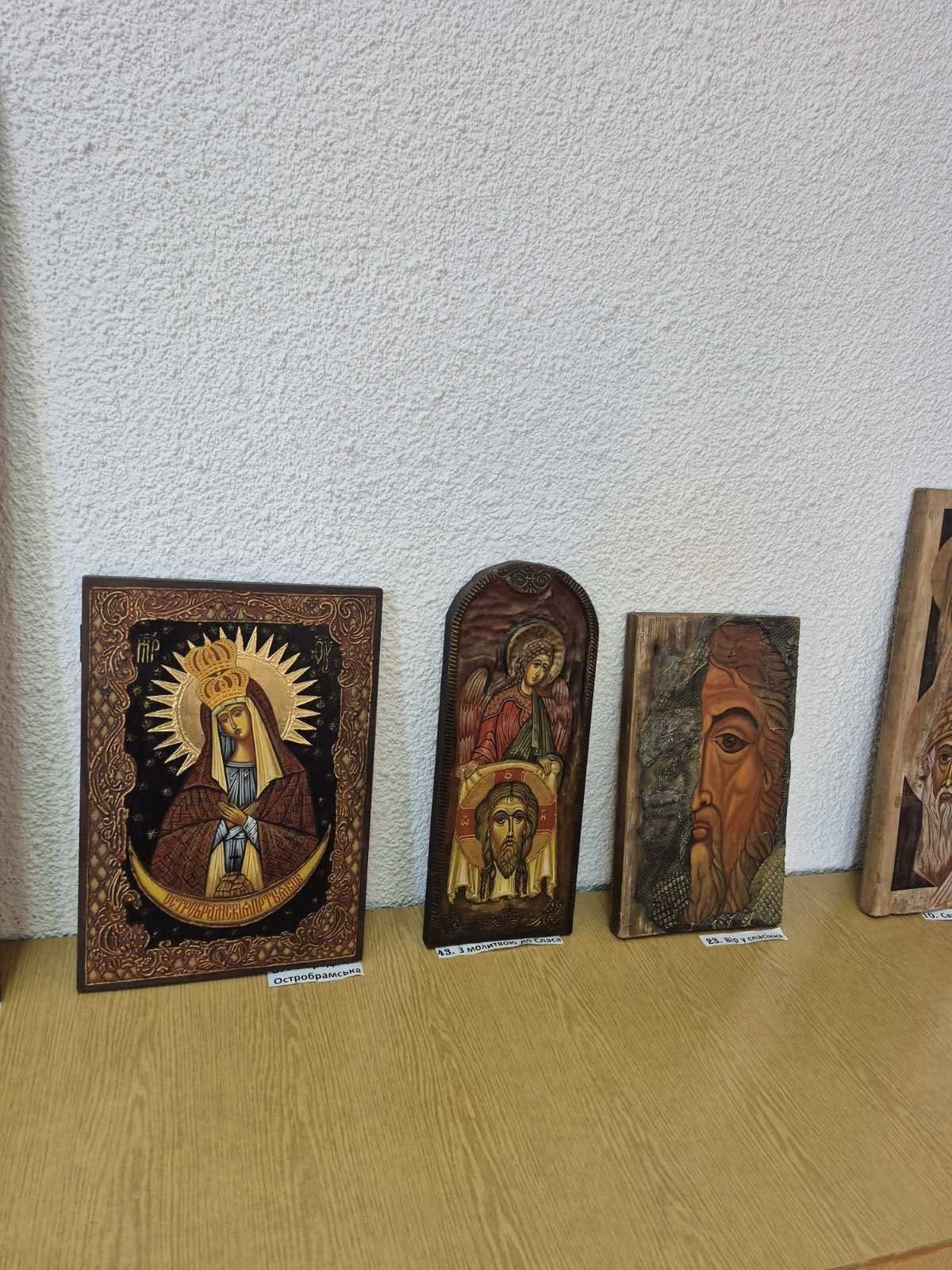 Духовна реабілітація: у Заліщицькому госпіталі відкрили виставку ікон Володимира Шерстія