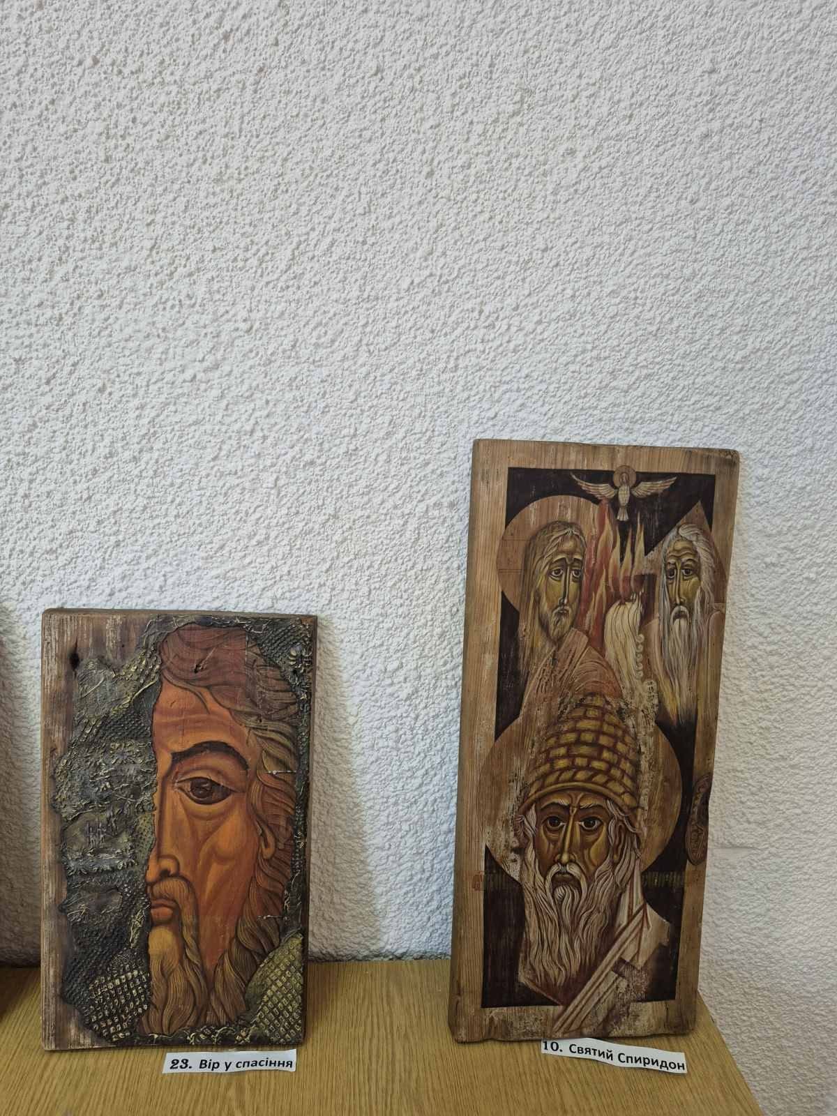 Духовна реабілітація: у Заліщицькому госпіталі відкрили виставку ікон Володимира Шерстія