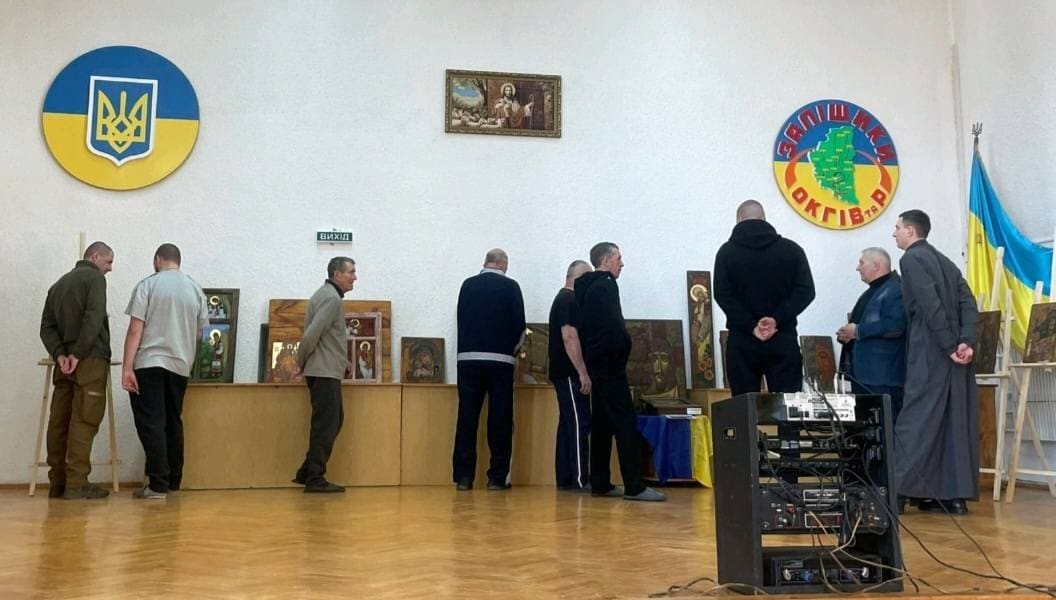 Духовна реабілітація: у Заліщицькому госпіталі відкрили виставку ікон Володимира Шерстія