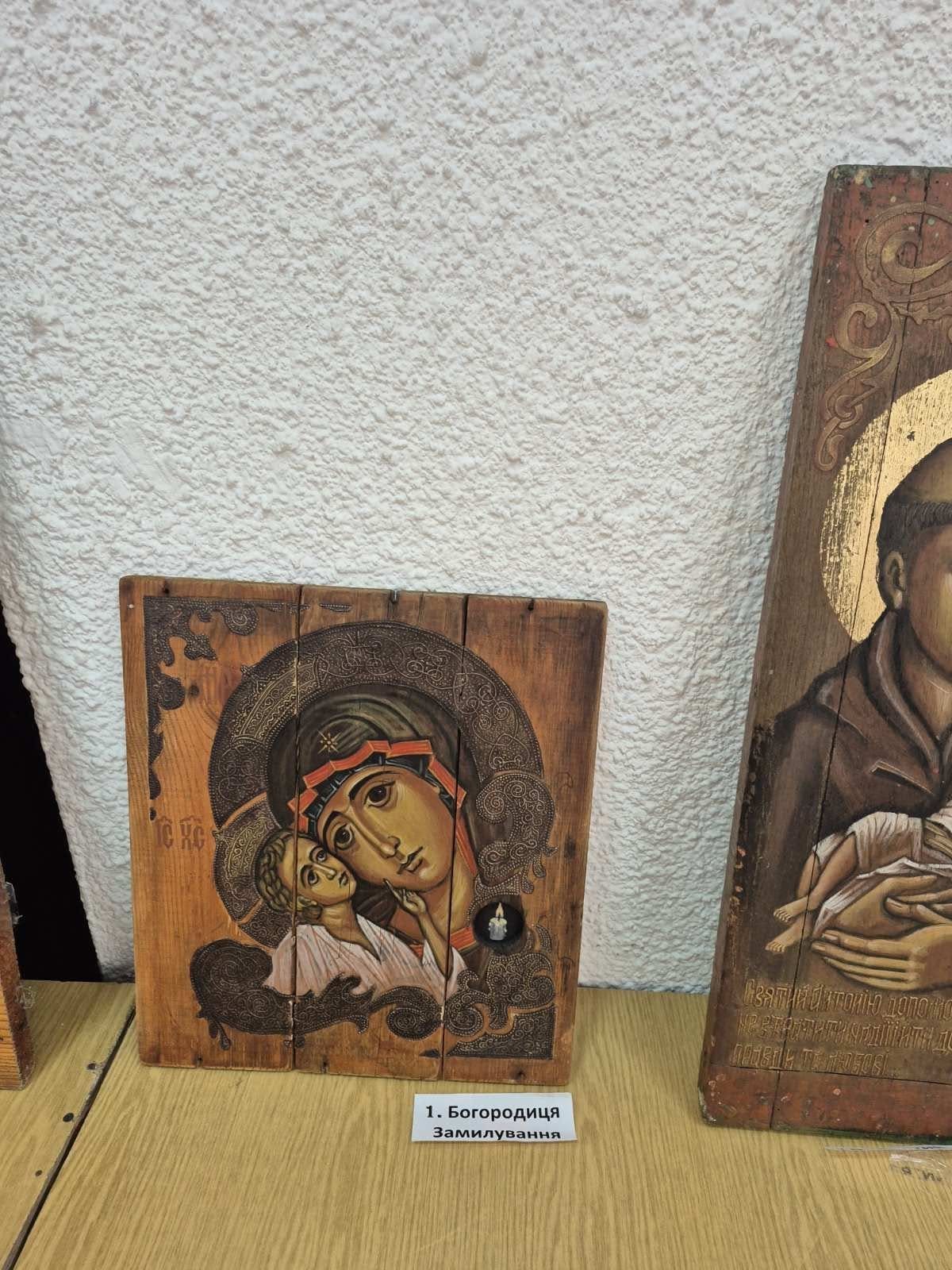 Духовна реабілітація: у Заліщицькому госпіталі відкрили виставку ікон Володимира Шерстія