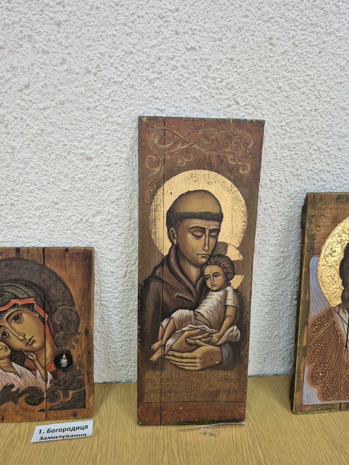 Духовна реабілітація: у Заліщицькому госпіталі відкрили виставку ікон Володимира Шерстія