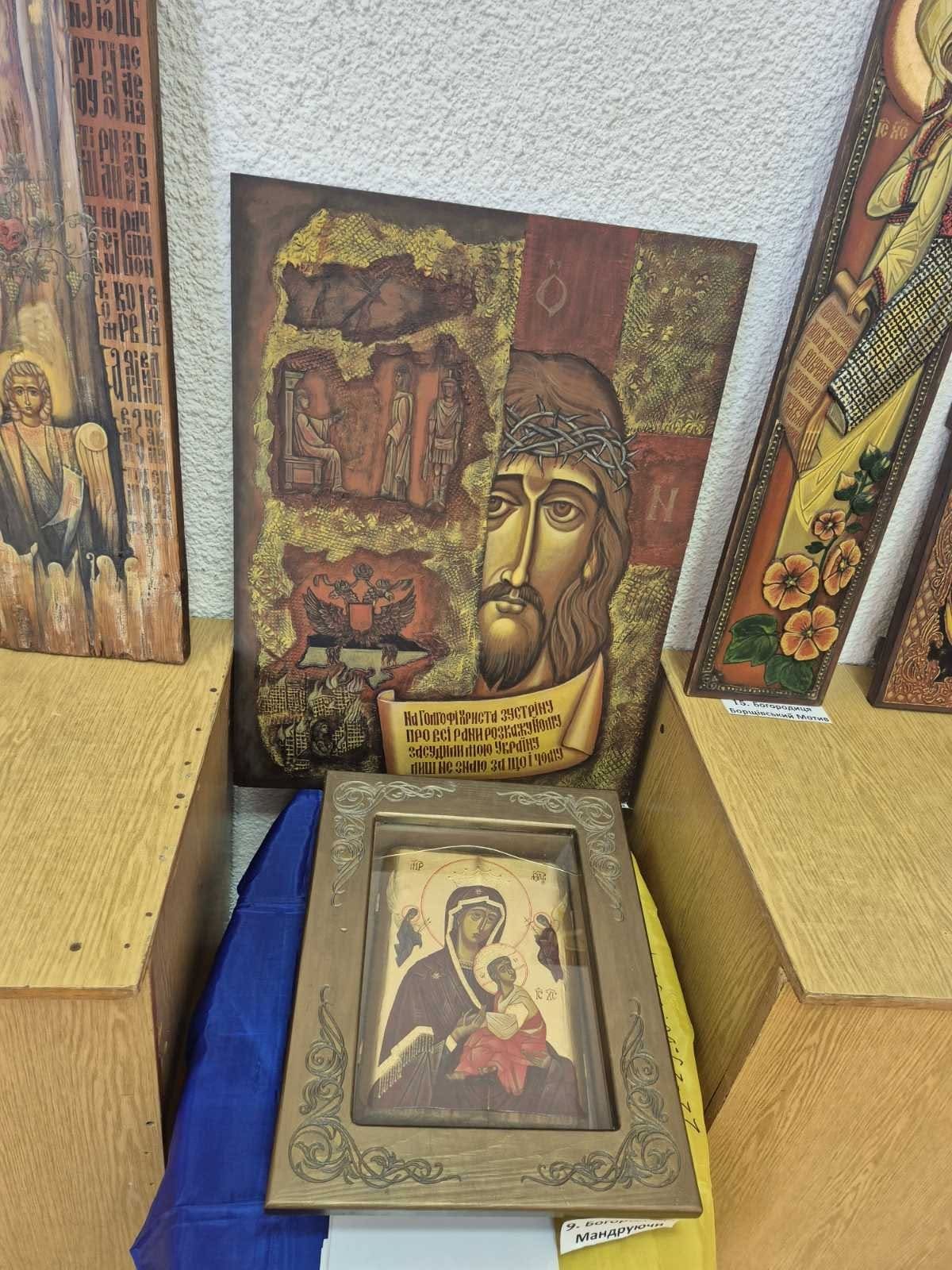 Духовна реабілітація: у Заліщицькому госпіталі відкрили виставку ікон Володимира Шерстія