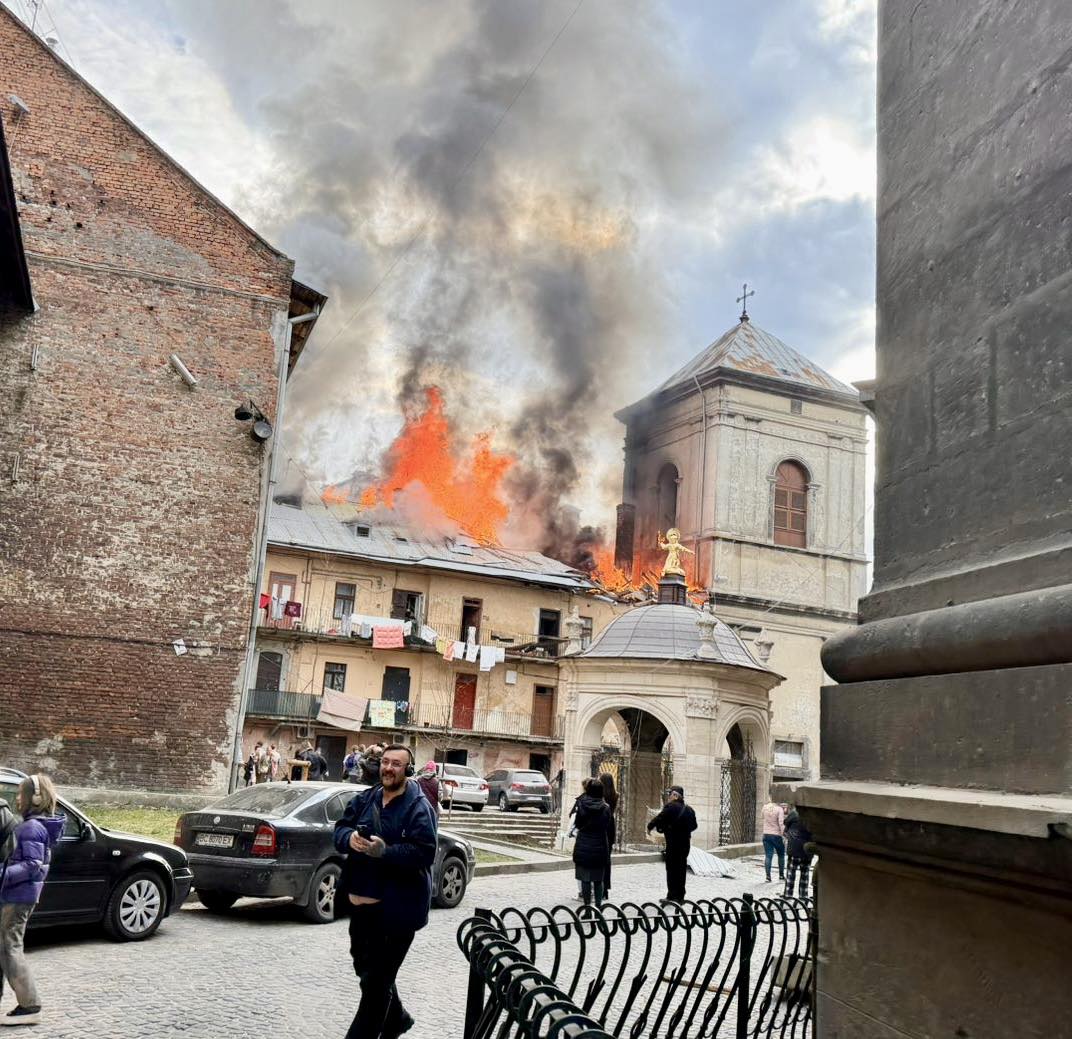 Терор у центрі Львова: ворожі дрони влучили у житлові будинки та пам’ятку архітектури (Відео)